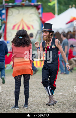 Glastonbury Festival 2013 UK uomo dancing vicino alla stadio di Avalon Foto Stock