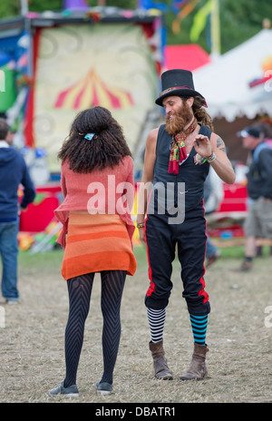 Glastonbury Festival 2013 UK uomo dancing vicino alla stadio di Avalon Foto Stock