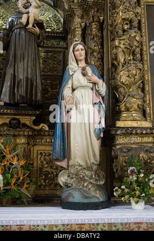 La statua della Vergine Maria nella Chiesa cattolica sull isola di Madeira Portogallo Foto Stock