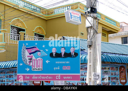 Phnom Penh Cambogia. Il 27 luglio 2013. Tabellone politico di Hun Sen e il suo CPP (popoli cambogiano del partito di governo w/ propaganda altoparlante. Credito: Kraig Lieb / Alamy Live News Foto Stock