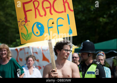 Balcombe, West Sussex, Regno Unito. 27 Luglio, 2013. Altri due manifestanti sono stati arrestati a Balcombe fracking sito in West Sussex come hanno cercato di fermare i camion fornendo apparecchiature di perforazione sotto licenza dalla società energetica, Cuadrilla. Credito: Lee Thomas/Alamy Live News Foto Stock