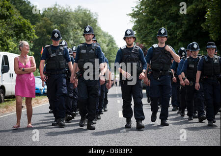 Balcombe, West Sussex, Regno Unito. 27 Luglio, 2013. Altri due manifestanti sono stati arrestati a Balcombe fracking sito in West Sussex come hanno cercato di fermare i camion fornendo apparecchiature di perforazione sotto licenza dalla società energetica, Cuadrilla. Credito: Lee Thomas/Alamy Live News Foto Stock