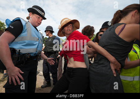 Balcombe, West Sussex, Regno Unito. 27 Luglio, 2013. Altri due manifestanti sono stati arrestati a Balcombe fracking sito in West Sussex come hanno cercato di fermare i camion fornendo apparecchiature di perforazione sotto licenza dalla società energetica, Cuadrilla. Credito: Lee Thomas/Alamy Live News Foto Stock