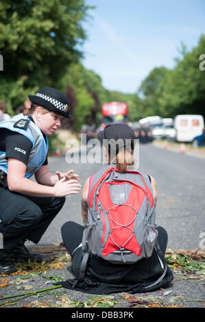 Balcombe, West Sussex, Regno Unito. 27 Luglio, 2013. Altri due manifestanti sono stati arrestati a Balcombe fracking sito in West Sussex come hanno cercato di fermare i camion fornendo apparecchiature di perforazione sotto licenza dalla società energetica, Cuadrilla. Credito: Lee Thomas/Alamy Live News Foto Stock