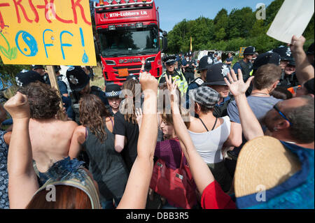 Balcombe, West Sussex, Regno Unito. 27 Luglio, 2013. Altri due manifestanti sono stati arrestati a Balcombe fracking sito in West Sussex come hanno cercato di fermare i camion fornendo apparecchiature di perforazione sotto licenza dalla società energetica, Cuadrilla. Credito: Lee Thomas/Alamy Live News Foto Stock