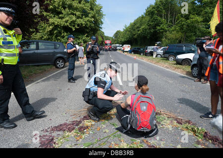 Balcombe, West Sussex, Regno Unito. 27 Luglio, 2013. Altri due manifestanti sono stati arrestati a Balcombe fracking sito in West Sussex come hanno cercato di fermare i camion fornendo apparecchiature di perforazione sotto licenza dalla società energetica, Cuadrilla. Credito: Lee Thomas/Alamy Live News Foto Stock