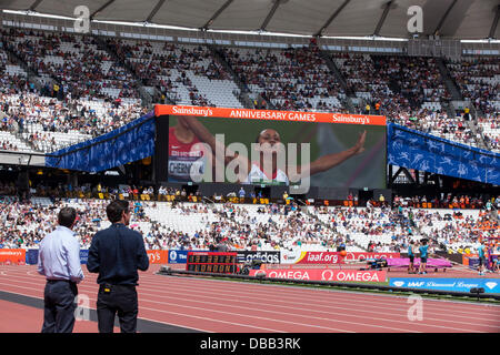 Londra, Regno Unito. 27 Luglio, 2013. Signore Sebastian Coe riflette sul London 2012 Giochi Olimpici, Signore Sebastian Coe discusso l'eredità delle Olimpiadi ha lasciato e che cosa il diamante i giochi di campionato ci ha portato, 60.000 persone partecipano allo Stadio Olimpico, Anniversario giochi atletica britannica a Londra. Foto: Credito: Rebecca Andrews/Alamy Live News Foto Stock