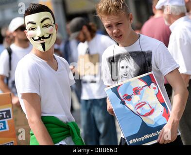 Francoforte sul Meno, Germania. 27 Luglio, 2013. Centinaia di dimostranti protestano contro la spionaggio dalla National Security Agency statunitense in Francoforte sul Meno, Germania, 27 luglio 2013. Le proteste contro il spionaggio avvengono per tutta la Germania di oggi. Foto: PETER STEFFEN/dpa/Alamy Live News Foto Stock