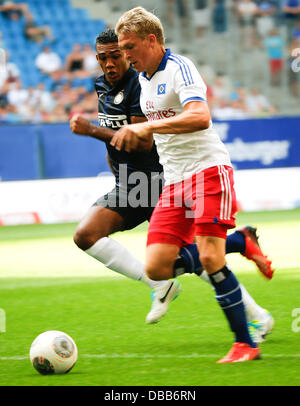 La Milano di Juan Gesù (L) il sistema VIES per la palla con Amburgo's Artjoms Rudnevs durante il test match tra Hamburger SV e Inter Milan a Imtech Arena di Amburgo, Germania, 27 luglio 2013. Foto: Axel HEIMKEN Foto Stock