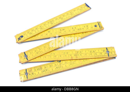 un righello pieghevole di legno giallo isolato su uno sfondo bianco.  Strumento di misurazione. Costruzione e ristrutturazione domestica Foto  stock - Alamy