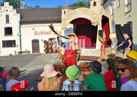 Torneo di Kaltenberg, Baviera, Germania, il più grande del mondo festival medievale. punch e judy attore Foto Stock