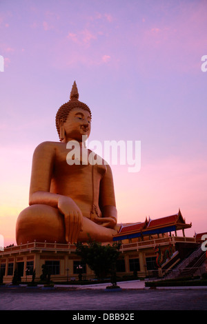 Wat Muang nel monastero di Ang Thong provincia, Grande Buddha della Thailandia. Foto Stock