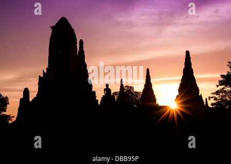 Silhouette Pagoda di Wat Chaiwattanaram, Ayutthaya, Tailandia; Foto Stock