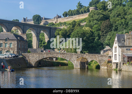 Francia Bretagna, Dinan port, fiume Rance & ponti Foto Stock