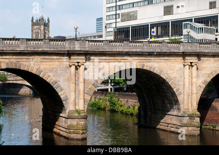 Blackfriars Bridge sul fiume Irwell, Manchester, Regno Unito Foto Stock
