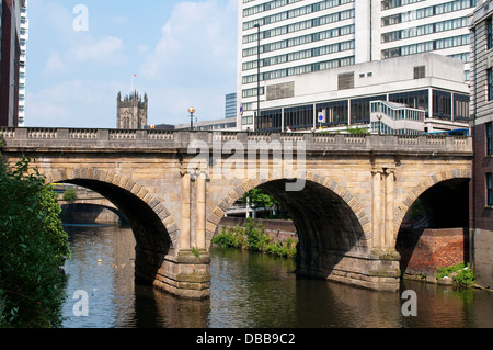 Blackfriars Bridge sul fiume Irwell, Manchester, Regno Unito Foto Stock
