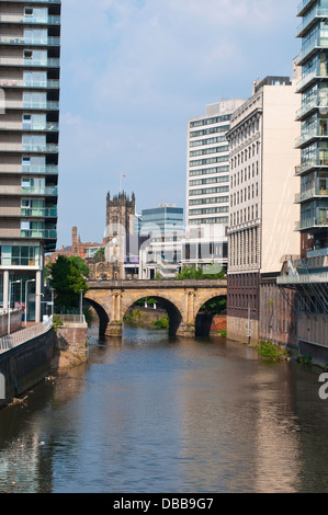 Blackfriars Bridge sul fiume Irwell e Cattedrale di Manchester, Manchester, Regno Unito Foto Stock