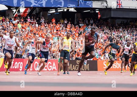 Londra, Regno Unito. 27 Luglio, 2013. Stadio Olimpico, Anniversario giochi atletica britannica a Londra. Usain Bolt (destra) in azione e vince 4x100m mens relè, foto: ©Rebecca Andrews/Alamy Live News Foto Stock