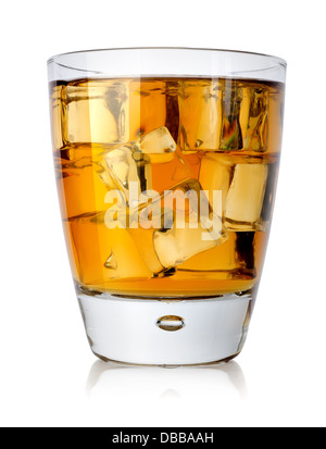 Il brandy di vetro con il brandy e il ghiaccio isolato su uno sfondo bianco Foto Stock
