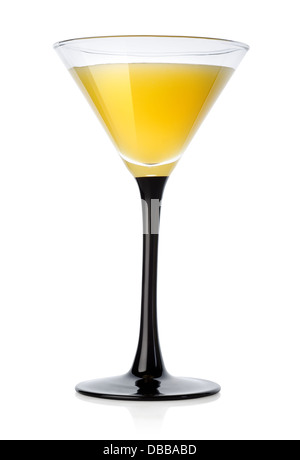 Cocktail di giallo in un vetro isolato su uno sfondo bianco Foto Stock