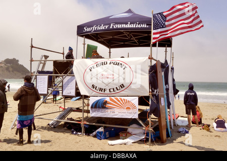 I giudici stand ad una competizione di surf su una spiaggia della California Foto Stock