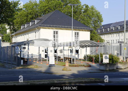 Francoforte, Germania. Il 27 luglio 2013. L'ingresso per il Consolato Generale degli Stati Uniti d'America a Francoforte è rappresentata. Un piccolo numero di attivisti assemblati per una veglia al di fuori il Consolato Generale degli Stati Uniti a Francoforte, per protestare contro il prisma e la sorveglianza di tutto il mondo delle comunicazioni da parte della NSA. Credito: Michael Debets/Alamy Live News Foto Stock