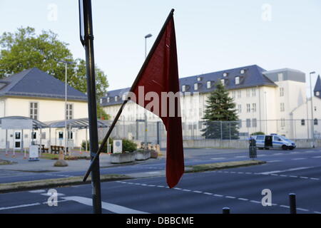 Francoforte, Germania. Il 27 luglio 2013. Una bandiera rossa vola fuori il Consolato Generale degli STATI UNITI D'AMERICA. Un piccolo numero di attivisti assemblati per una veglia al di fuori il Consolato Generale degli Stati Uniti a Francoforte, per protestare contro il prisma e la sorveglianza di tutto il mondo delle comunicazioni da parte della NSA. Credito: Michael Debets/Alamy Live News Foto Stock