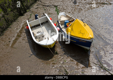 Due piccole barche da pesca giacente sul fango a bassa marea in un angolo del porto Staithes North Yorkshire Foto Stock