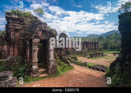 Resti della torre indù-templi di Figlio mio santuario, un sito Patrimonio Mondiale dell'UNESCO in Vietnam Foto Stock