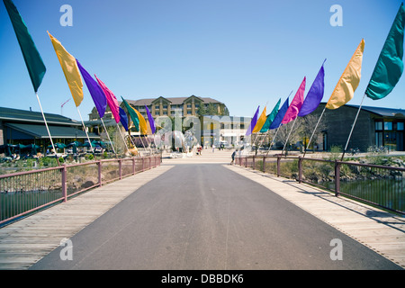 Il Vecchio Mulino District shopping mall caratteristiche nome superiore i dettaglianti e i ristoranti in curva, Oregon Foto Stock