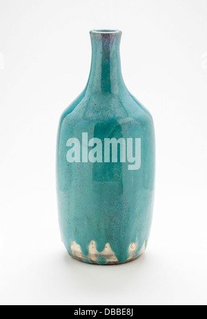 Un Tokkuri, una tradizionale bottiglia di sake giapponese, che mostra la raffinata maestria artigianale in ceramica. La sua forma e consistenza sono indicativi della natura funzionale ma artistica del design ceramico giapponese. Foto Stock