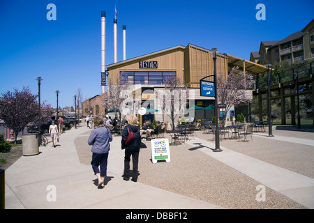 Il Vecchio Mulino District shopping mall caratteristiche nome superiore i dettaglianti e i ristoranti in curva, Oregon Foto Stock