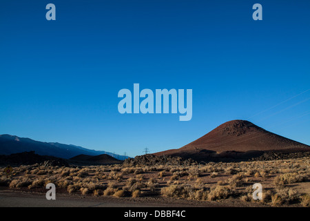 Il Red HIll cono di scorie nella Owens Valley della California vicino al piccolo lago California Foto Stock