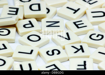 La parola amore enunciato in mattonelle quadrate su uno sfondo bianco. Foto Stock