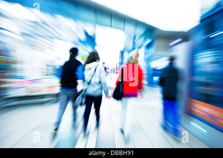 Una shopper oltrepassando una finestra del negozio Foto Stock