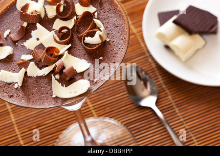 Mousse al cioccolato dolce il tavolo da pranzo Foto Stock