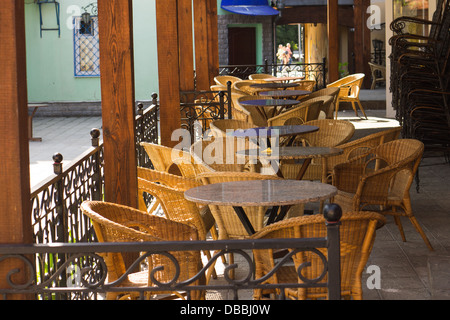 Street cafe con sedie di vimini in mattinata Foto Stock