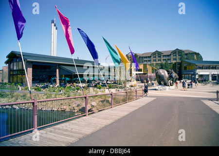 Il Vecchio Mulino District shopping mall caratteristiche nome superiore i dettaglianti e i ristoranti in curva, Oregon Foto Stock