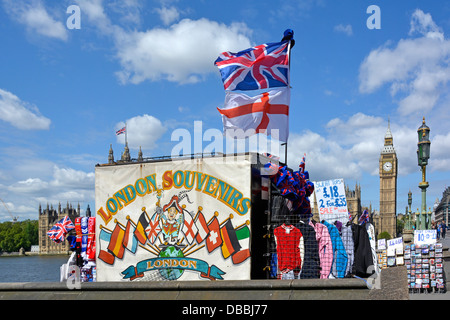 Londra Negozio di souvenir in stallo sul Westminster Bridge Foto Stock