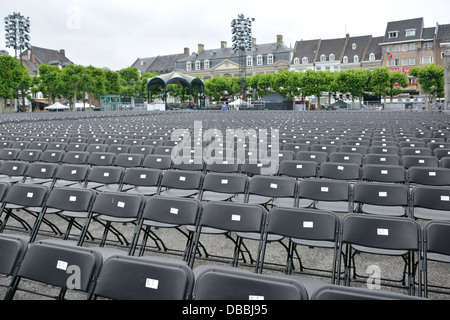 Città di Maastricht, Piazza Vrijthof, sedie pieghevoli a file ripetitive pronte per i possessori di biglietti per il concerto musicale estivo all'aperto Andre Rieu Limburg EU Foto Stock