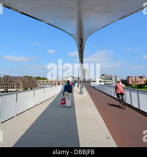 Primo piano del supporto per travi in acciaio Maastricht su ponte alto Hoge Brug trasparente o Hoeg Brögk pedoni e ciclisti vista del cielo blu verso Wyck EU Foto Stock