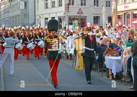 Maastricht City Limburg warm up band marciando lungo il perimetro di Piazza Vrijthof suonando al pubblico in attesa del concerto di musica estiva all'aperto André Rieu Foto Stock