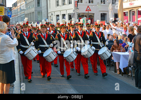 Maastricht City Limburg warm up band marciando lungo il perimetro di Piazza Vrijthof suonando al pubblico in attesa del concerto di musica estiva all'aperto André Rieu Foto Stock