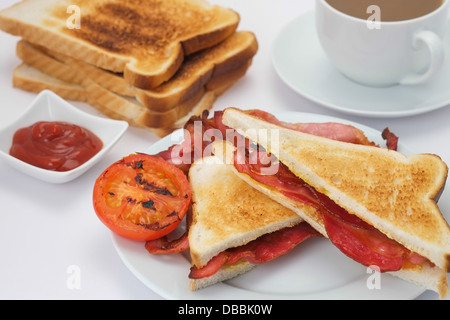 La prima colazione di bacon sandwich con pane tostato e una tazza di caffè Foto Stock