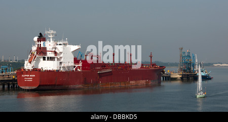 'Clipper Luna' autocisterna GPL ormeggiato a Esso Fawley, Southampton acqua, Southampton, Hampshire, Inghilterra, Regno Unito. Foto Stock