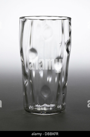 Questo vetro d'acqua trasparente è caratterizzato da un design e da una lavorazione artigianale di alta qualità e rappresenta un oggetto funzionale ma esteticamente gradevole. La sua semplicità ed eleganza riflettono le tendenze artistiche del suo periodo. Foto Stock