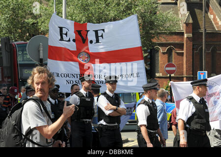 Croydon, Regno Unito. 27 Luglio, 2013. Circa 40 i sostenitori di estrema destra inglese forza di volontariato (EVF) e della difesa inglese League (EDL) raccolse fuori dall'esterno La UK Border Agency uffici a Croydon. Vi è stata una maggiore contro-dimostrazione da gruppi antifascisti e i servizi pubblici e commerciali Unione. Credito: Vedere Li/Alamy Live News Foto Stock