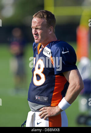 Englewood, Colorado, Stati Uniti d'America. 27 Luglio, 2013. Denver Broncos QB Peyton Manning prepara se stesso per andare attraverso esercitazioni durante il Training Camp a valle Colomba sabato mattina. Credito: Hector Acevedo/ZUMAPRESS.com/Alamy Live News Foto Stock