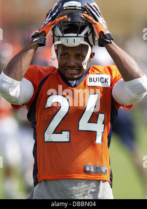 Englewood, Colorado, Stati Uniti d'America. 27 Luglio, 2013. Denver Broncos CB CHAMP BAILEY si prepara per andare attraverso esercitazioni durante il Training Camp a valle Colomba sabato mattina. Credito: Hector Acevedo/ZUMAPRESS.com/Alamy Live News Foto Stock