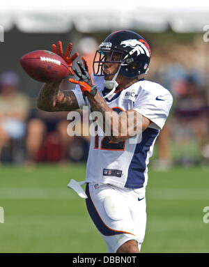 Englewood, Colorado, Stati Uniti d'America. 27 Luglio, 2013. Denver Broncos WR ANDRE CALDWELL catture un pass durante esercitazioni al Training Camp a valle Colomba sabato mattina. Credito: Hector Acevedo/ZUMAPRESS.com/Alamy Live News Foto Stock